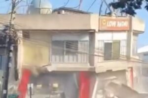 Earthquake in the Philippines, 7.8 magnitude shock and tsunami warning: video of the collapse of a building