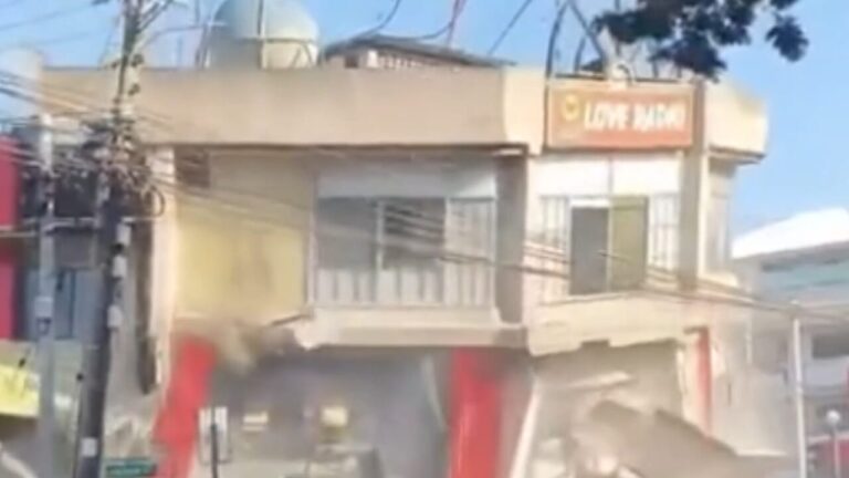 Earthquake in the Philippines, 7.8 magnitude shock and tsunami warning: video of the collapse of a building
