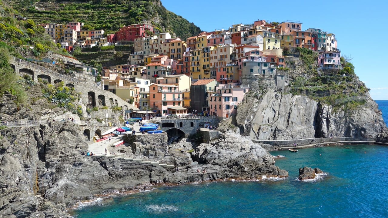 How much does a house on the Tyrrhenian Sea cost: here's where and how to invest
