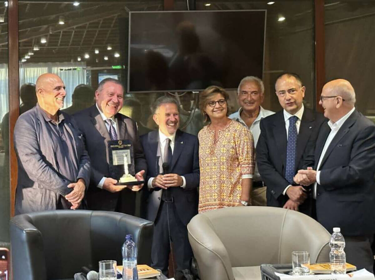 Tommaso Miele awarded by Giacomo Francesco Saccomanno at the Calabra Academy