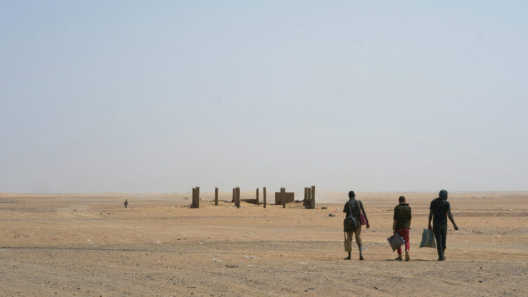 Returning from a party, they remain stranded in the middle of the Sahara desert: 49 die of thirst