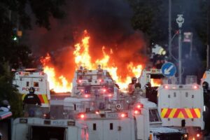 Second night of violence in Belfast: houses and vehicles on fire, police use water cannons