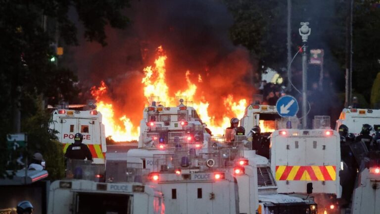 Second night of violence in Belfast: houses and vehicles on fire, police use water cannons