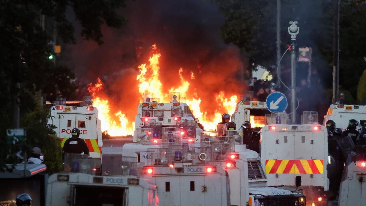 Second night of violence in Belfast: houses and vehicles on fire, police use water cannons