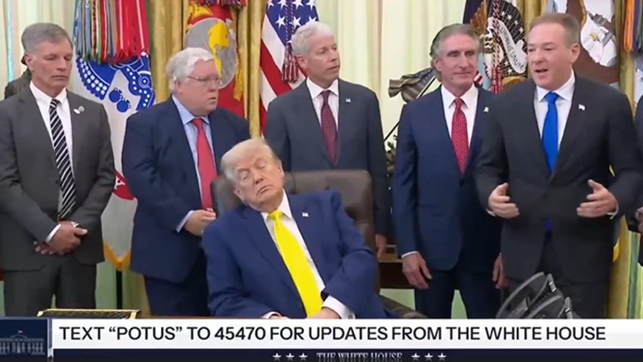 Trump closes his eyes (for a few seconds) during a briefing: "He fell asleep"