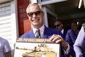 Too much money and donations, the crisis of the Vannacci of England: Nigel Farage now voting against "Dumpster face"