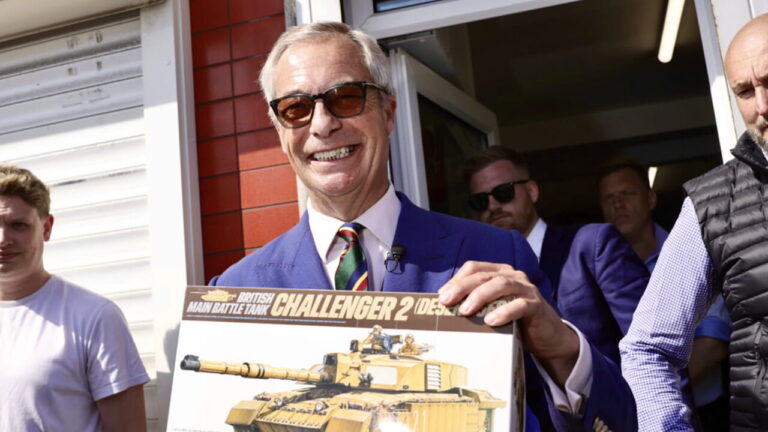 Too much money and donations, the crisis of the Vannacci of England: Nigel Farage now voting against "Dumpster face"