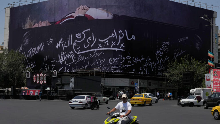 The mural with Trump dead inside a coffin and the writing: "Let's kill him"