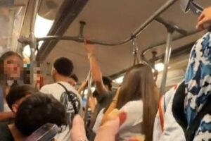 Gestures and insults by Italian students on the metro in Bangkok, the Italian embassy forced to intervene: “Inappropriate behavior”
