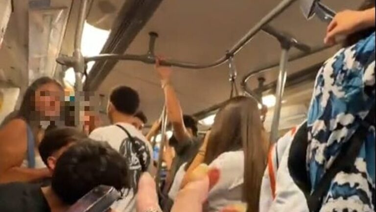Gestures and insults by Italian students on the metro in Bangkok, the Italian embassy forced to intervene: "Inappropriate behavior"
