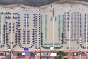 The beaches where umbrellas and sunbeds cost you a salary (and even more)