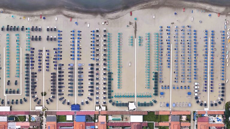 The beaches where umbrellas and sunbeds cost you a salary (and even more)