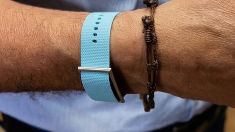 No doctors and distant hospitals: here comes the "life saving bracelet". But be careful when you have sex