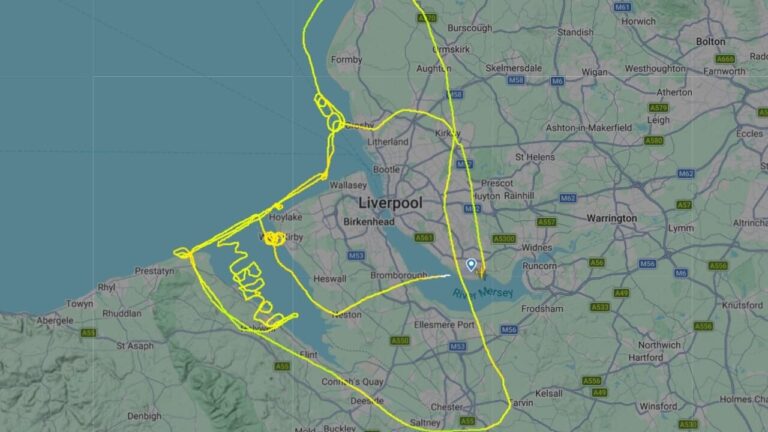 Pilot writes "I'm bored" while flying the plane