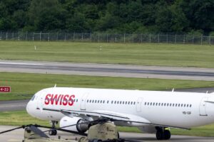 Two airline pilots try to fly a plane while drunk: their colleagues stop them in time