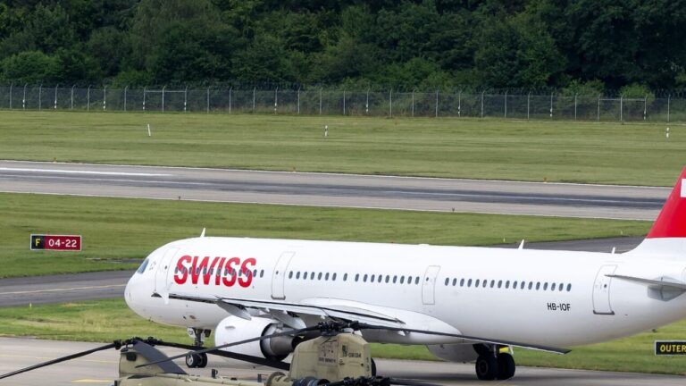 Two airline pilots try to fly a plane while drunk: their colleagues stop them in time