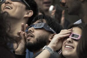 Solar eclipse on August 12: what time does it start and where to see it in Italy. The glasses and the “inspection” to avoid taking risks