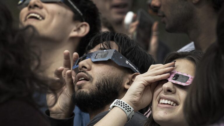 Solar eclipse on August 12: what time does it start and where to see it in Italy. The glasses and the "inspection" to avoid taking risks