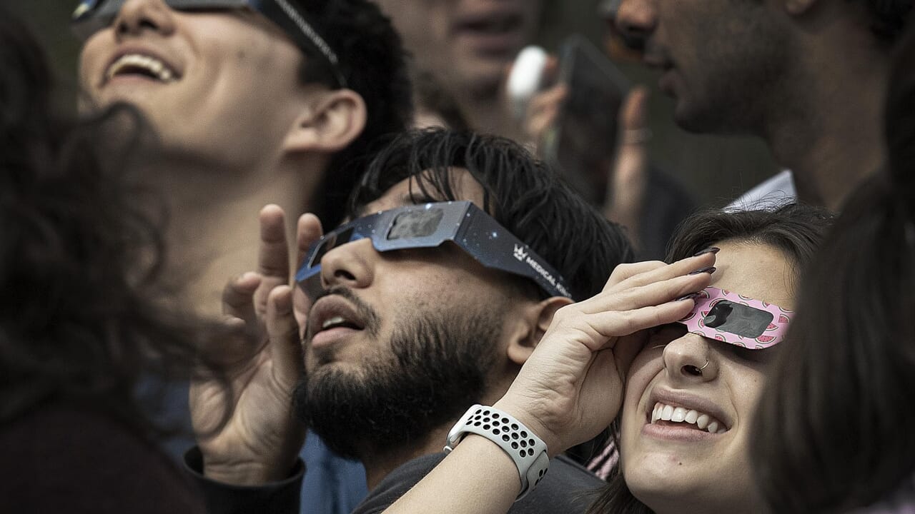 Solar eclipse on August 12: what time does it start and where to see it in Italy. The glasses and the "inspection" to avoid taking risks