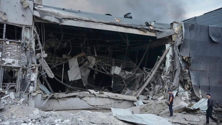 Russia bombs Kiev with ballistic missiles and drones. Residential buildings were also hit: at least 17 dead