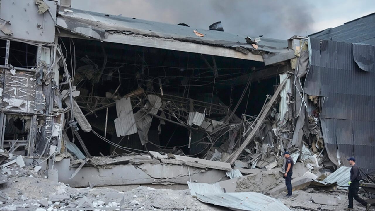 Russia bombs Kiev with ballistic missiles and drones. Residential buildings were also hit: at least 17 dead