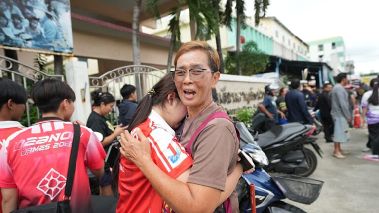 14-year-old student kills grandparents, enters school and shoots: three teachers and three classmates dead in Thailand. He had "studied" the massacres in the USA
