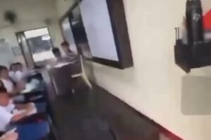 Live on Facebook he enters school with a gun and shoots teachers and students: two dead