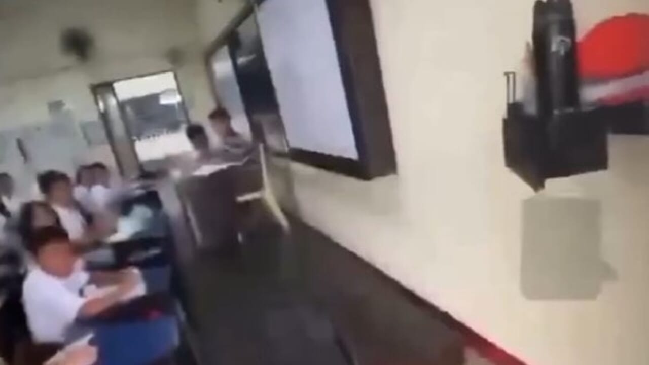 Live on Facebook he enters school with a gun and shoots teachers and students: two dead
