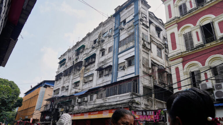 Massive fire in a hotel in Calcutta: at least 9 dead, there is also a child