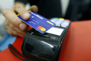 Electronic card scams: how to reduce risks and costs on holiday