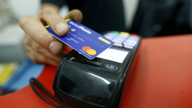 Electronic card scams: how to reduce risks and costs on holiday