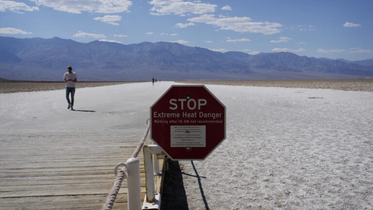 The car gets stuck in the mud, it's 47 degrees outside: tourist dies in Death Valley park