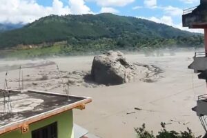 Massacre between Tibet and Nepal, a thousand missing: the collapse of the glacier, the earthquake and then the river of water, mud and rocks