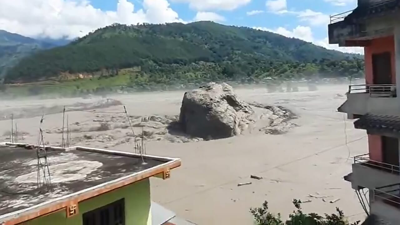 Massacre between Tibet and Nepal, a thousand missing: the collapse of the glacier, the earthquake and then the river of water, mud and rocks