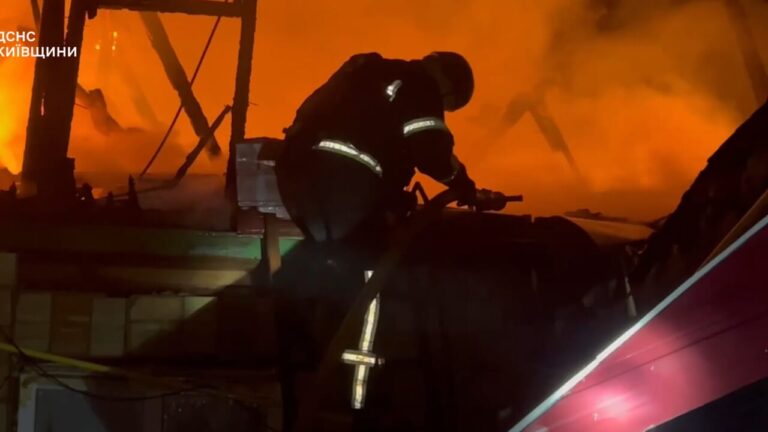 Russian attack destroys a Ukrainian weapons depot and causes dozens of deaths, Putin: "This is how you explain the war to children"