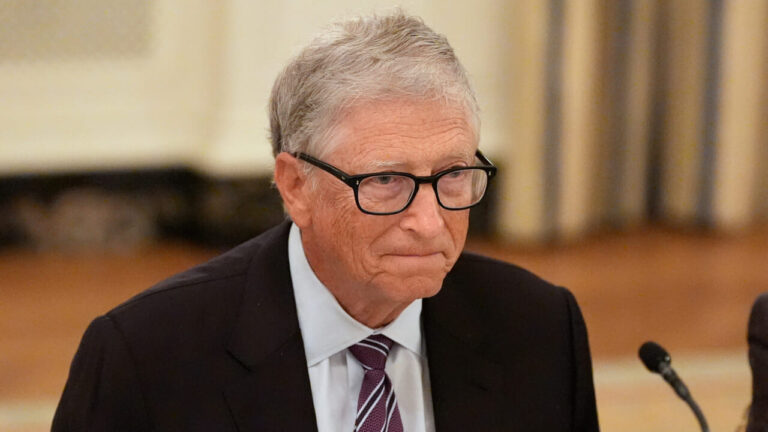 Bill Gates: "Artificial intelligence will usher in a turbulent period. Many jobs will disappear forever, a tax on robots is needed"