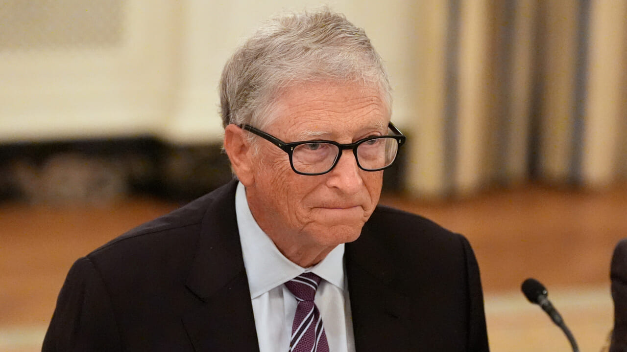 Bill Gates: "Artificial intelligence will usher in a turbulent period. Many jobs will disappear forever, a tax on robots is needed"