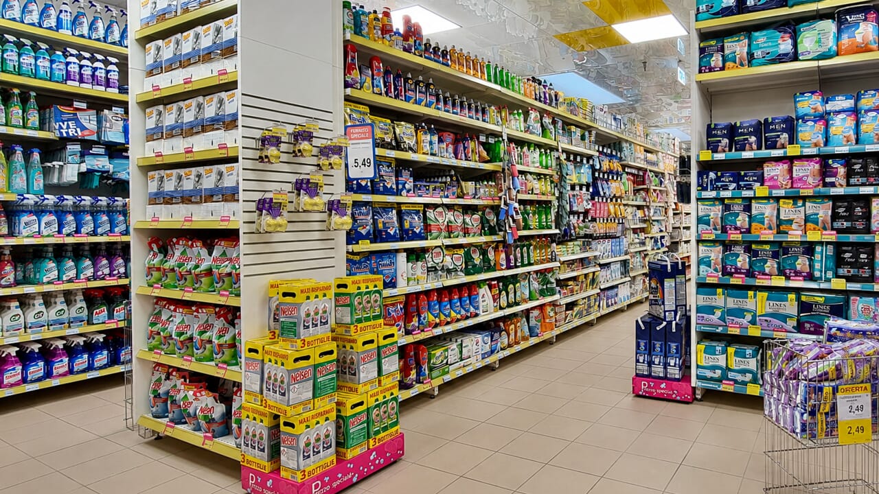 Detergents and personal hygiene, where it is best to shop: the test that reveals how to save up to 40%