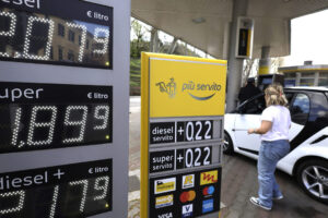 Diesel skyrocketing and discounts running out, Meloni’s meeting with Salvini and Tajani. The government is thinking of targeted aid for sectors or income groups