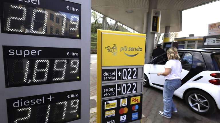 Diesel skyrocketing and discounts running out, Meloni's meeting with Salvini and Tajani. The government is thinking of targeted aid for sectors or income groups