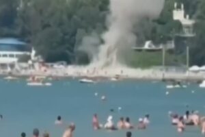 Drone launched against Putin’s palace crashes on the beach: massacre among swimmers