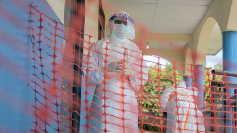 Ebola, the epidemic is running faster than relief efforts