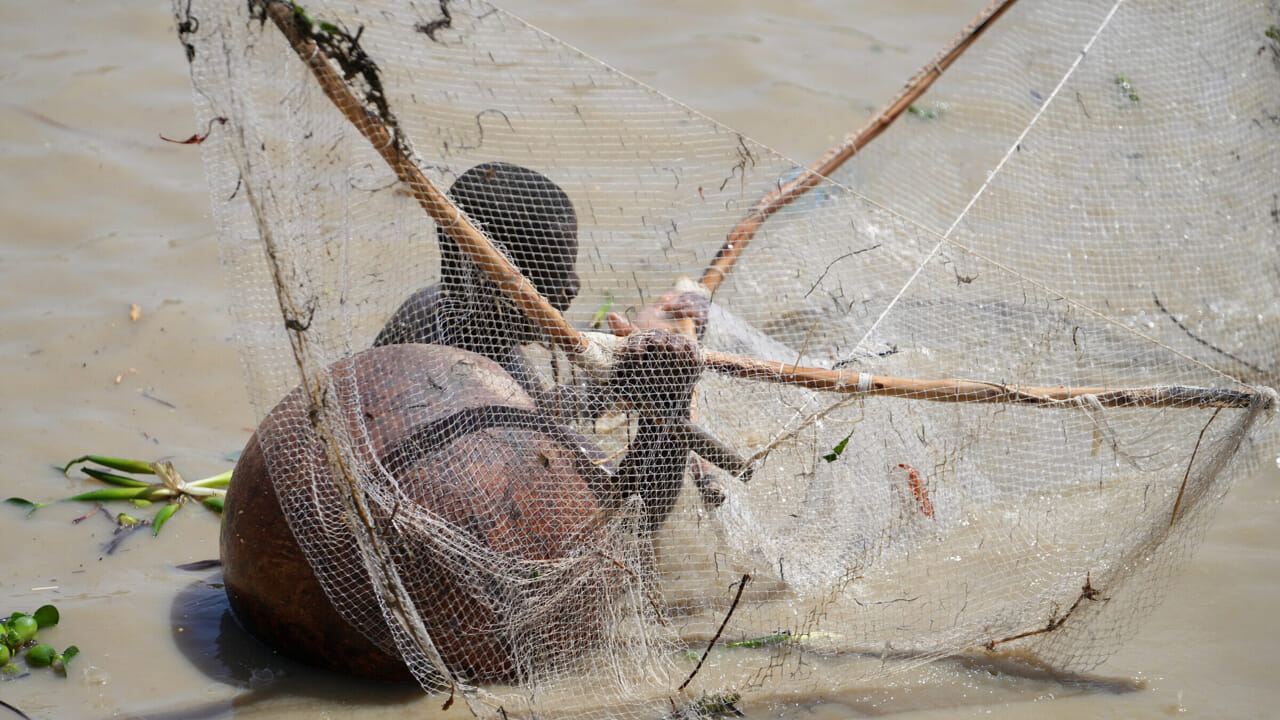 Massacre of children in Nigeria, overloaded boat capsizes: around 40 bodies recovered