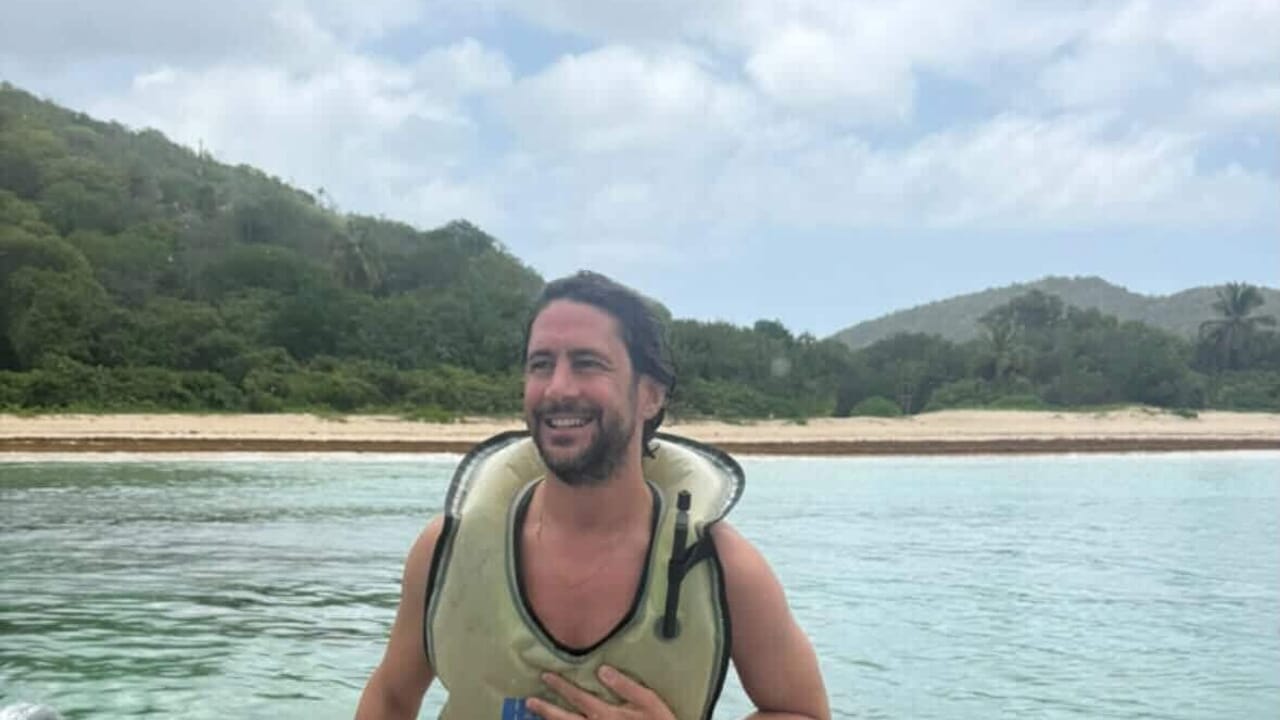 Massimiliano falls down the hotel stairs and dies instantly, his mother on social media: "My life is over"