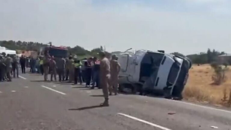 Minibus with a family on board overturns: three adults and two children killed, 11 injured