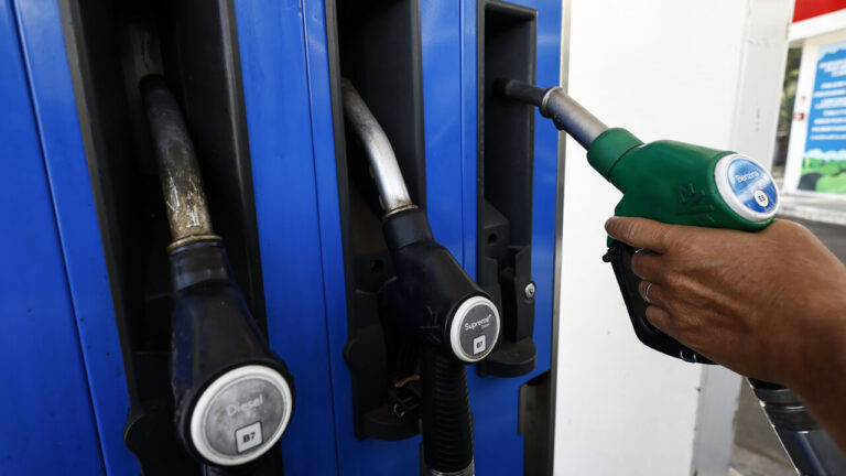 Petrol above 2 euros per litre, it is at the highest level since September 2023. EU: "Yes to cutting excise duties, but with limits"