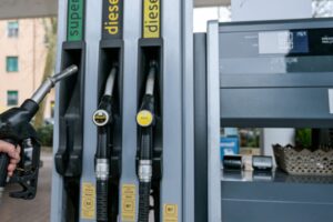 Petrol and diesel remain above two euros per litre, the government’s measures against price increases: what “selective measures” mean