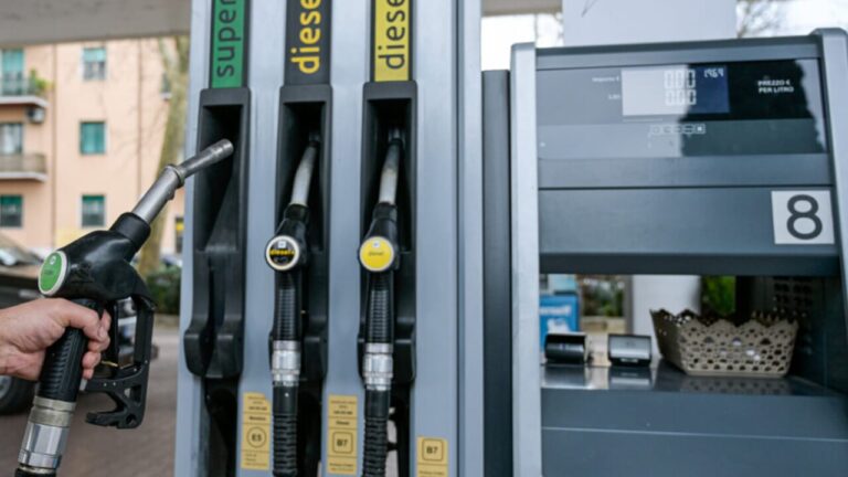 Petrol and diesel remain above two euros per litre, the government's measures against price increases: what "selective measures" mean