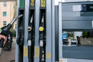 Prices do not go down: diesel remains above 2 euros per liter and for a full tank you need (on average) over 100 euros