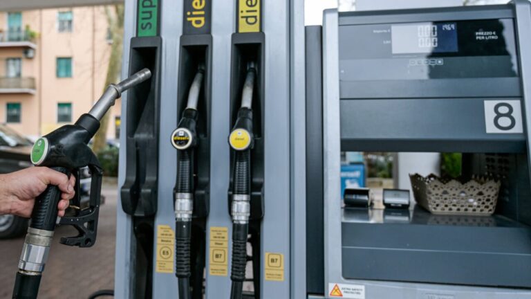 Prices do not go down: diesel remains above 2 euros per liter and for a full tank you need (on average) over 100 euros